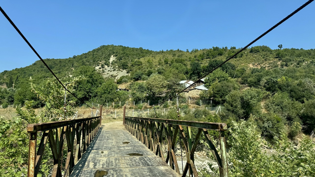 Mit der Reisenduro über Brücken und Schluchtendurch Albanien