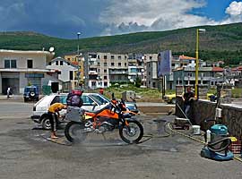 Albanien_Motorrad_Waschplatz
