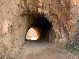 Albanien_Piste_durch_Tunnel