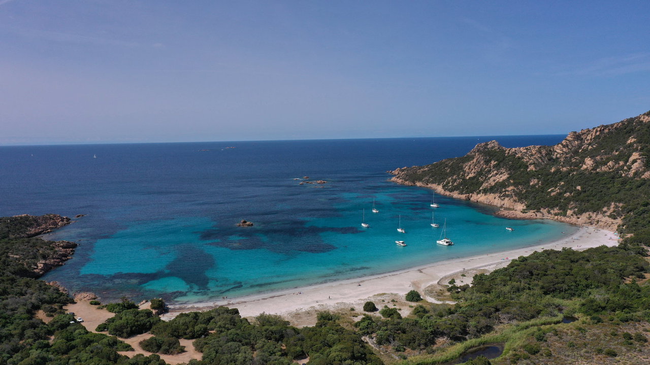 Blick auf einen tollen Strand auf Korsika