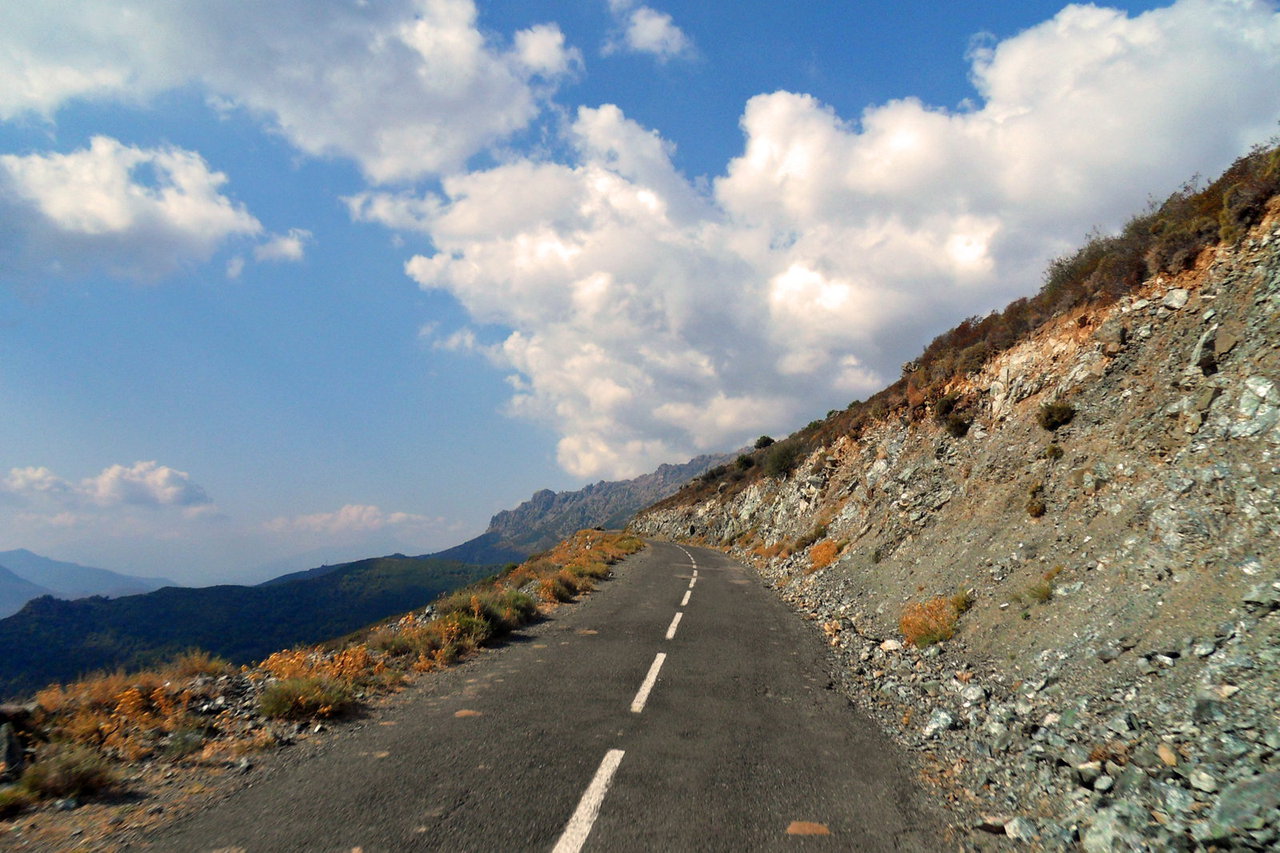 Motorradtour auf Korsika mit kleinen einsamen Strassen