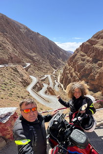 Virages en épingle spectaculaires dans les gorges marocaines Célèbres virages serrés en épingle qui serpentent à travers les paysages rocheux du Maroc