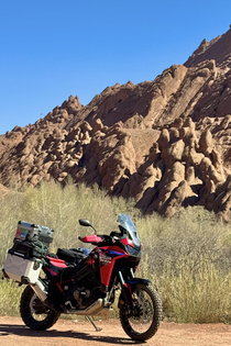 Route de col sinueuse dans le massif de l'Atlas Route de montagne asphaltée pendant un voyage à moto dans le sud du Maroc