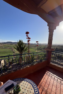 Hébergement pendant le voyage à moto au Maroc Chambre ou espace intérieur de l'hébergement pour la nuit