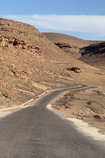 Itinéraire moto franchissant un col élevé au Maroc Route de montagne isolée offrant une vue dégagée sur le paysage aride