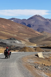 Panorama montagneux pendant le voyage moto MM10 Vue panoramique sur les montagnes isolées du sud du Maroc