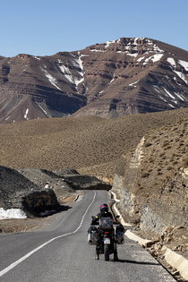 Vue depuis le col à 2 639 mètres d'altitude au Maroc Panorama montagneux au col culminant à 2 639 mètres