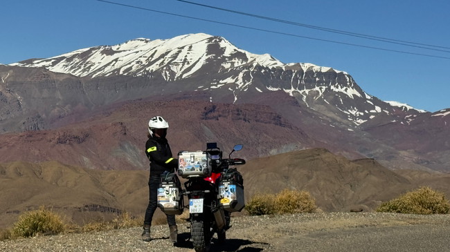 Route de montagne asphaltée sur une ancienne piste tout-terrain dans l’Atlas marocain