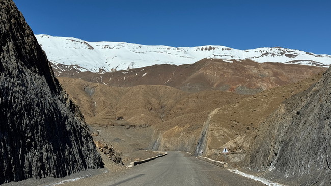 Paysage montagneux et route de col lors du circuit moto dans l’Atlas, à plus de 2 000 mètres d’altitude