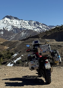 Panorama montagneux le long d’une route de col en altitude au Maroc