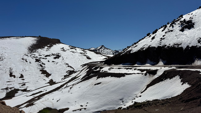 Paysage aride de haute montagne au niveau d’un col sur l’itinéraire moto marocain MM11