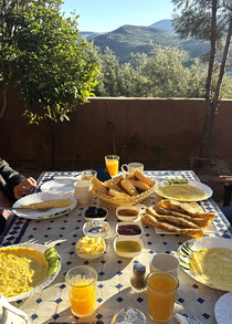 Petit-déjeuner dans le jardin de notre hébergement avant le circuit moto au Maroc