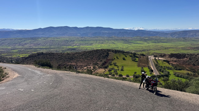 Vue sur les vastes paysages montagneux arides le long de l’itinéraire moto dans l’Atlas marocain