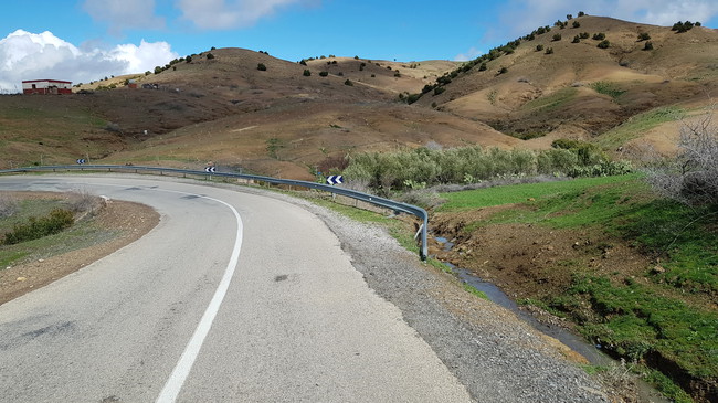 Circuit moto sur une route en direction du nord à travers le Moyen Atlas