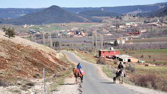 Route traversant l’arrière-pays rural du Moyen Atlas au Maroc