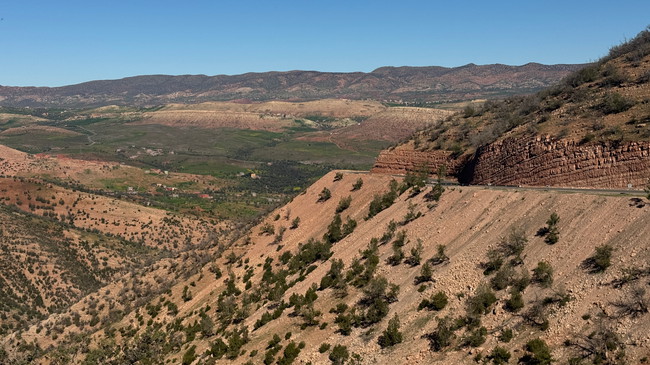 Itinéraire moto à travers les routes sinueuses du Moyen Atlas au Maroc