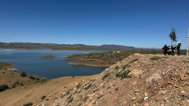 Lac de montagne paisible dans les paysages marocains, le long de notre itinéraire à moto