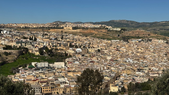 Vue panoramique sur Fès et sa médina historique Vue depuis le belvédère au-dessus de Fès sur la vaste ville et sa médina historique