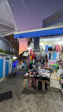 Promenade nocturne dans Chefchaouen Maisons bleues et ruelles étroites de Chefchaouen en soirée