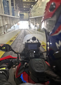 Motos en cours d’embarquement sur le ferry pour le retour du Maroc vers l’Europe