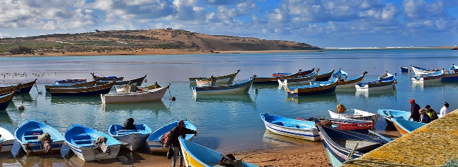 Détour par une lagune sur la côte marocaine Paysage d’une lagune côtière sur l’itinéraire moto en direction de Rabat au Maroc