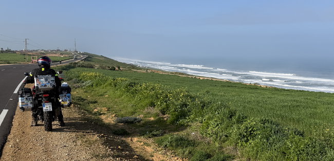 À moto le long de la côte atlantique Itinéraire moto le long de la côte atlantique avec une vue dégagée sur la mer
