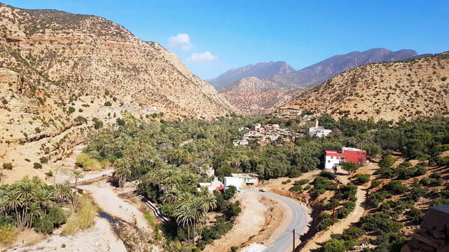 Route panoramique sinueuse à travers l’arrière-pays Route moto sinueuse dans l’arrière-pays avec de larges panoramas sur les paysages marocains