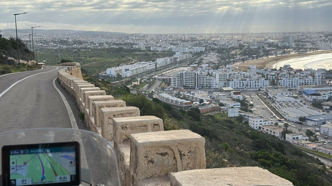 Un dernier regard sur la côte atlantique avant l’Atlas Point de vue au-dessus de la ville avec panorama sur l’Atlantique et les paysages de l’intérieur du pays