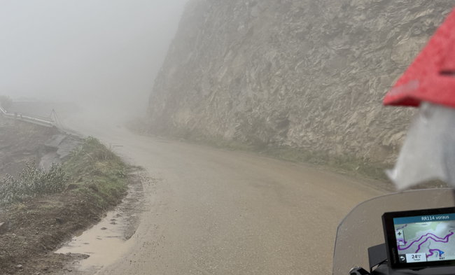 Sous la pluie, en route vers le Haut Atlas Route de montagne dans le Haut Atlas sous une pluie naissante, à mesure que l’altitude augmente