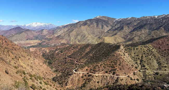 Une descente magnifique à travers le Haut Atlas Route de col sinueuse à travers les montagnes du Haut Atlas pendant la descente