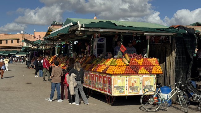 Voyage à moto au Maroc MM6 – Promenade dans les ruelles du souk de Marrakech Vue sur le souk traditionnel de Marrakech, avec ses petites boutiques, ses étals et ses marchandises dans les ruelles étroites