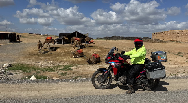 Voyage à moto au Maroc MM6 – À travers le désert de pierres aride d’Agafay Paysage aride et rocailleux du désert de pierres d’Agafay, avec de vastes étendues de terrain sec près de Marrakech