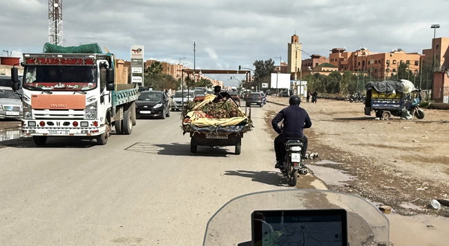 Voyage à moto au Maroc MM6 – Arrivée et séjour à Marrakech Pause pendant le voyage à moto à Marrakech après l’arrivée à l’hôtel et le stationnement sécurisé des motos