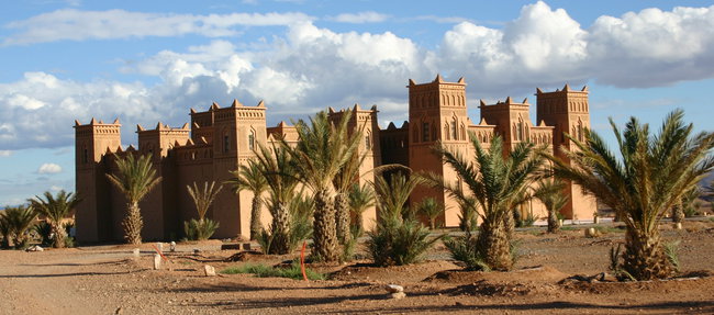 Voyage à moto au Maroc MM7 – Anciennes kasbahs et constructions en terre au pied de l’Atlas Paysage et constructions traditionnelles en terre le long d’un itinéraire historique reliant d’anciennes kasbahs dans le sud du Maroc