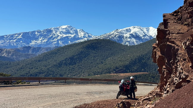 Voyage à moto au Maroc MM7 – La route de montagne vers le col de l’Atlas Route de montagne dans le Haut Atlas, avec de nombreux virages et une vue sur les massifs environnants
