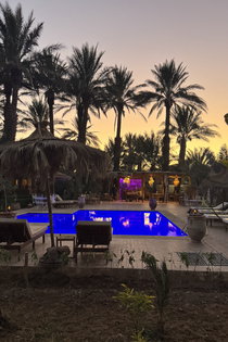 Voyage à moto au Maroc MM7 – Ambiance du soir dans notre hébergement Vue sur le restaurant ou l’espace commun de l’hébergement à la fin de la septième étape à moto