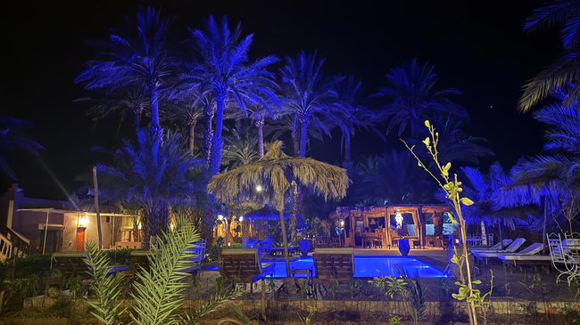Voyage à moto au Maroc MM7 – Dîner et fin de journée en toute tranquillité Restaurant de l’hébergement dans le sud du Maroc, idéal pour terminer agréablement cette longue étape à moto