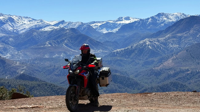 Voyage à moto au Maroc MM7 – Panorama montagneux au sommet du col Vue sur le sommet du col du Haut Atlas, ses montagnes arides et les paysages qui s’étendent au loin