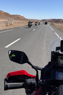 Voyage à moto au Maroc MM7 – Hébergement dans un agréable complexe de bungalows Aperçu du petit complexe de bungalows simple situé près de la région désertique du sud du Maroc