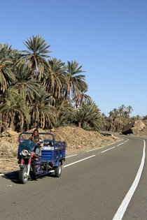 Voyage à moto au Maroc MM7 – Hébergement et espaces extérieurs aux portes du désert Autres impressions de l’hébergement et de ses espaces extérieurs près de la région désertique du sud du Maroc