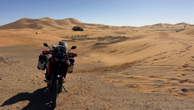 Arrêt photo avec les motos dans le paysage de dunes du Sahara