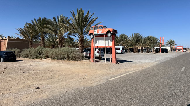 Des palmeraies bordent la route qui traverse les paysages arides du sud du Maroc