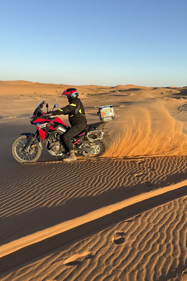 Moto photographiée dans le paysage désertique du Maroc