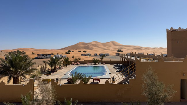 Voyage moto au Maroc MM8 – Notre hébergement aux portes du Sahara Hébergement situé près des grandes dunes de sable du Sahara, avec vue sur le paysage désertique environnant