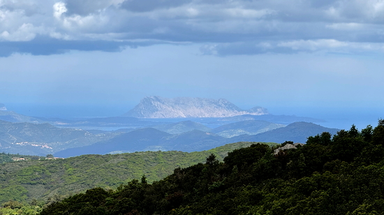 Von Cala Ganone über die Bergwelt geht es mit dem Motorrad durch Sardinien nach Norden Richtung Olbia