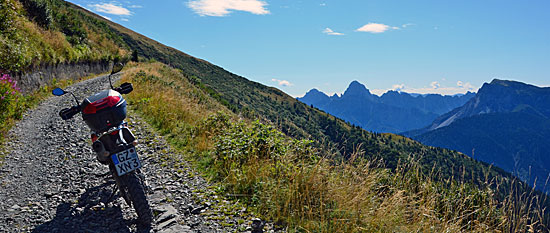 Eine Schotterstrecke in Friaul (Italien) zum Gipfel auf 2000m für Enduro und 4x4