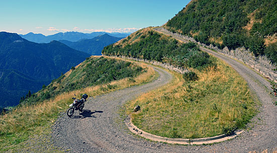 Eine Schotterstrecke in Friaul (Italien) zum Gipfel auf 2000m für Enduro und 4x4