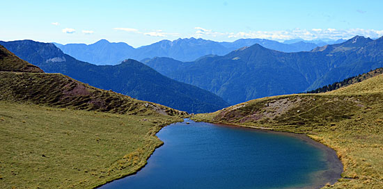 Eine Schotterstrecke in Friaul (Italien) zum Gipfel auf 2000m für Enduro und 4x4