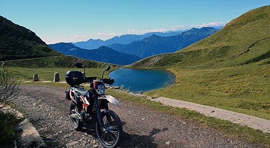 Eine Schotterstrecke in Friaul (Italien) zum Gipfel auf 2000m für Enduro und 4x4