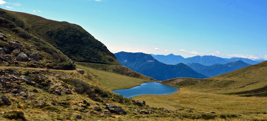 Eine Schotterstrecke in Friaul (Italien) zum Gipfel auf 2000m für Enduro und 4x4